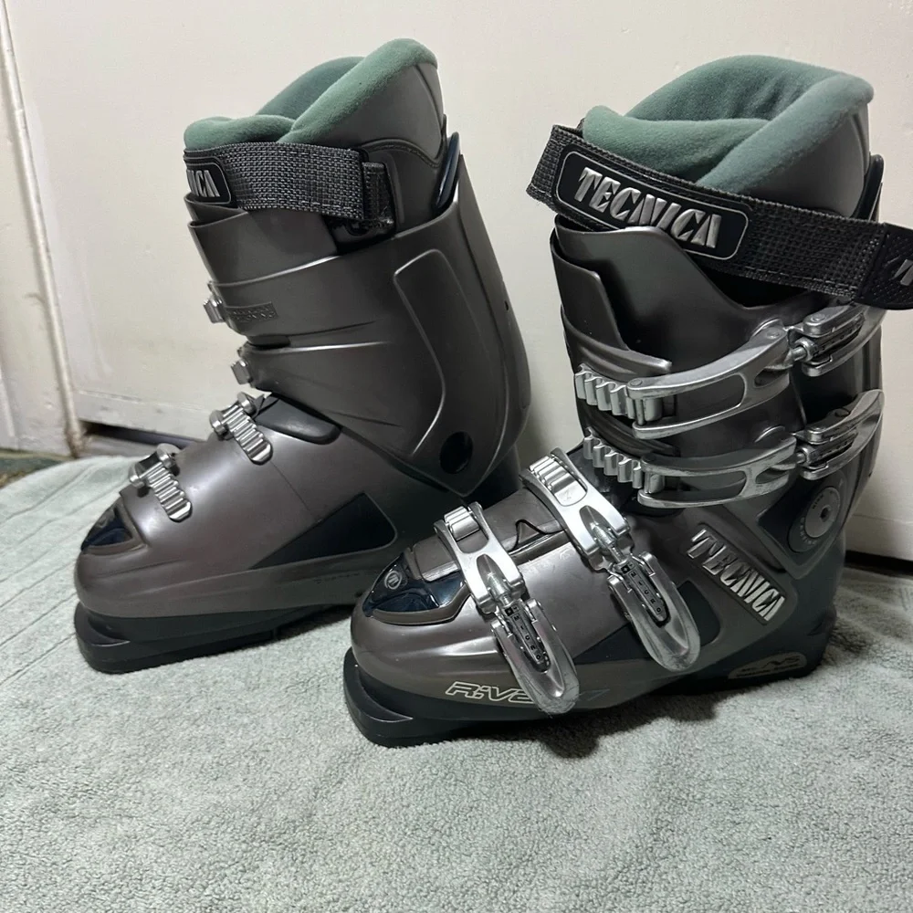 Women Tecnica Dark Gray Ski Boots with Metallic Buckles size 6